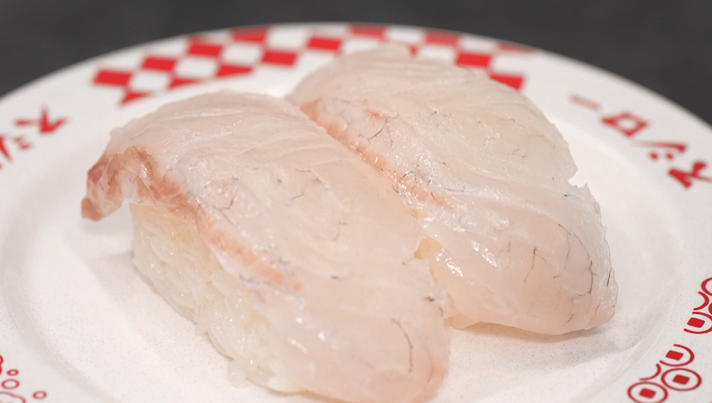 皿に盛られたスシローの「活〆真鯛」