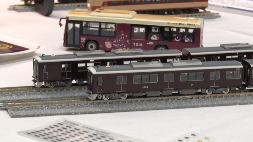 阪急マルーンと呼ばれる深みのあるカラーリングが特徴