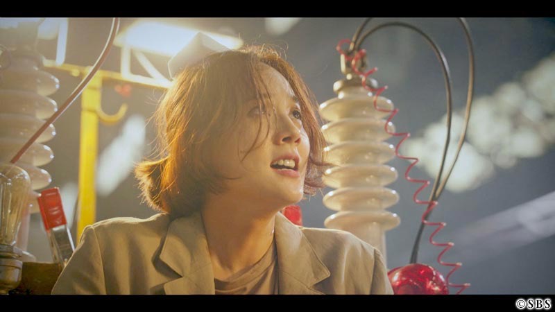 涙を流しながら上の方を見つめる女性