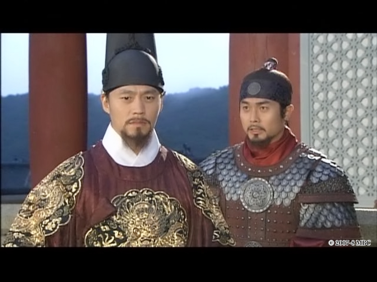 真剣に話し合う男性たち