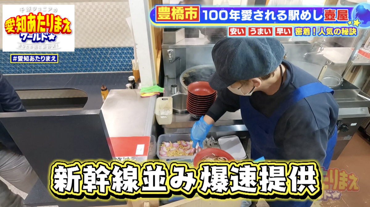 食事を用意するスタッフ