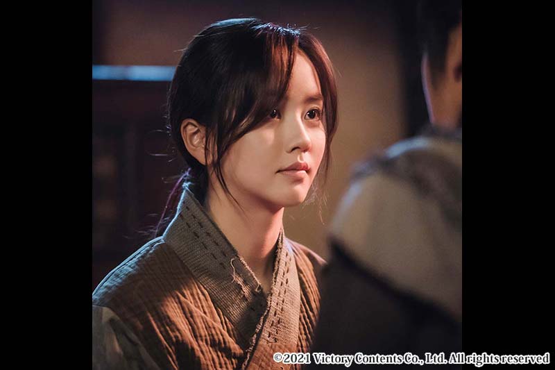 男性を見つめる女性