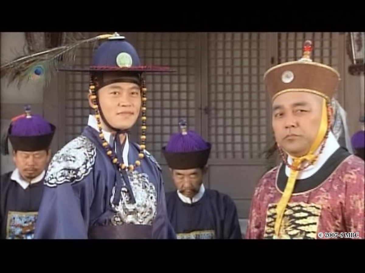 真剣な表情の男性2人