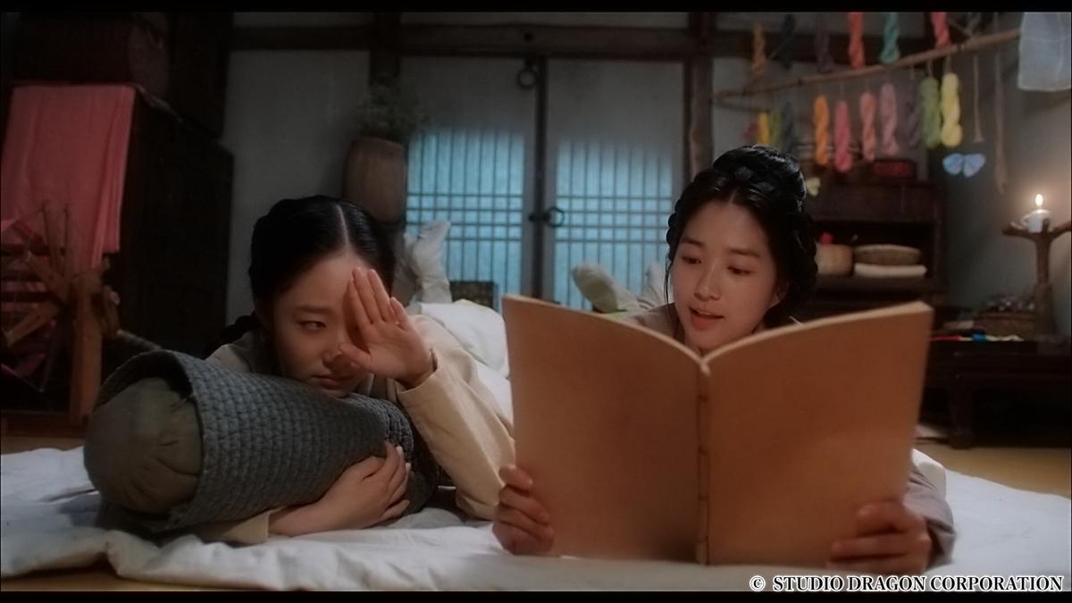 本を読み聞かせる女性