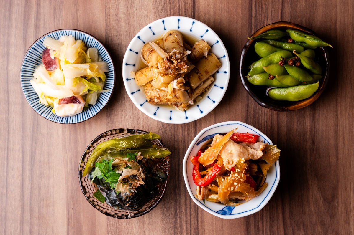 季節の手づくりおばんざいがテーブルにのせられている