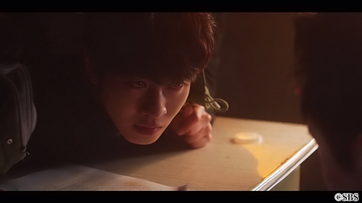 鋭い目で見つめる男性