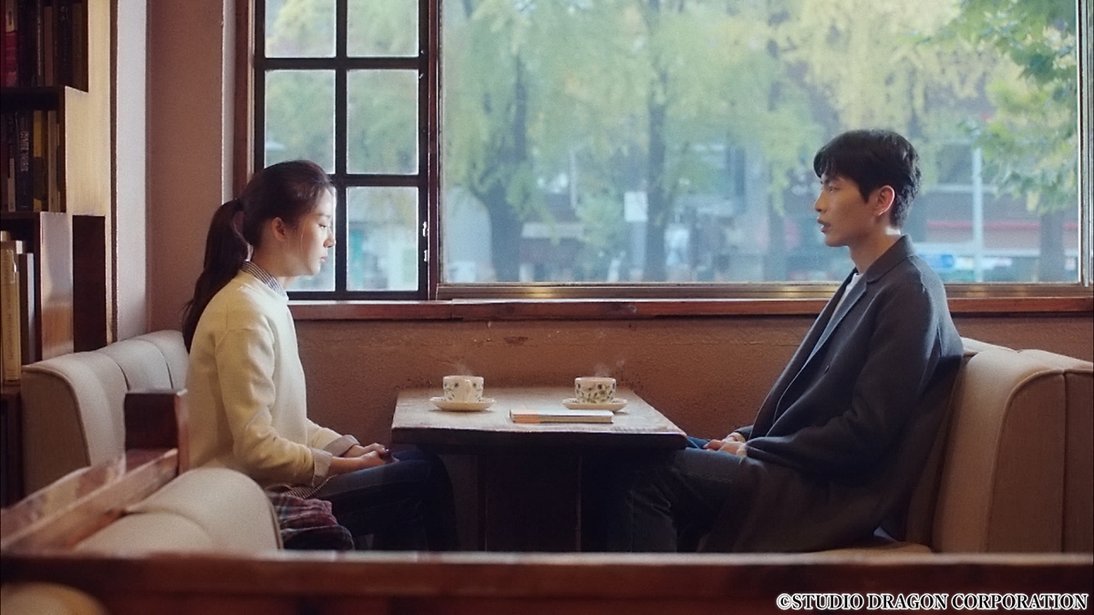 カフェで話す男女