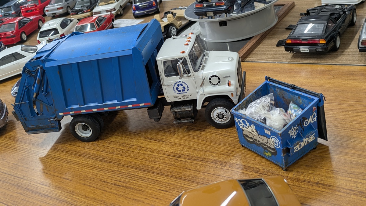 ニコイチのゴミ収集車