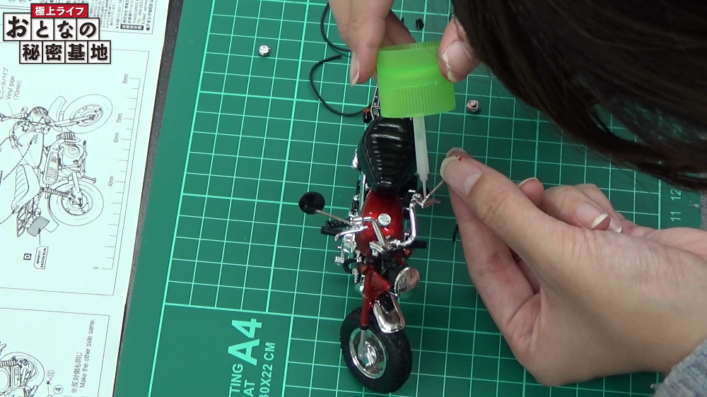 組み立てで気を付けたいのが接着剤のつけすぎによるムラ