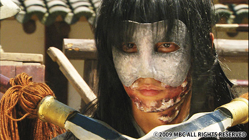 仮面をつけた怪しい人