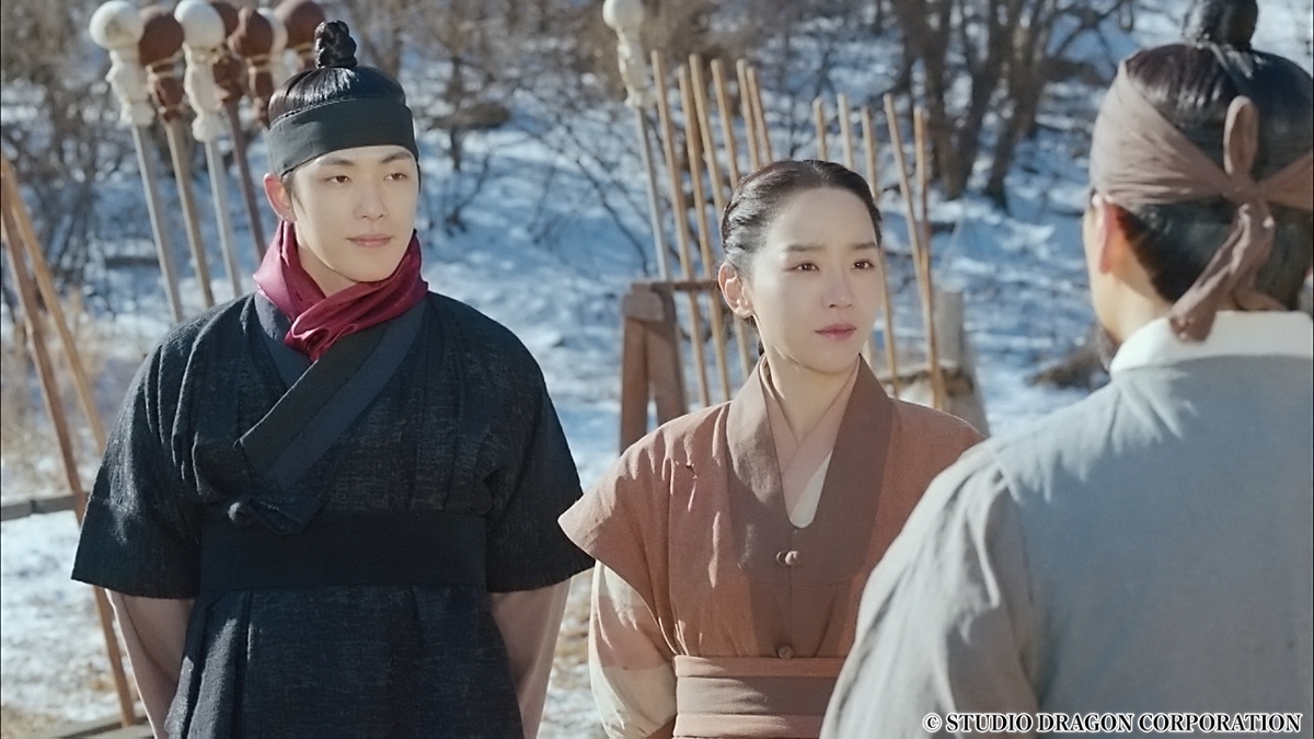 穏やかな表情で話す男女