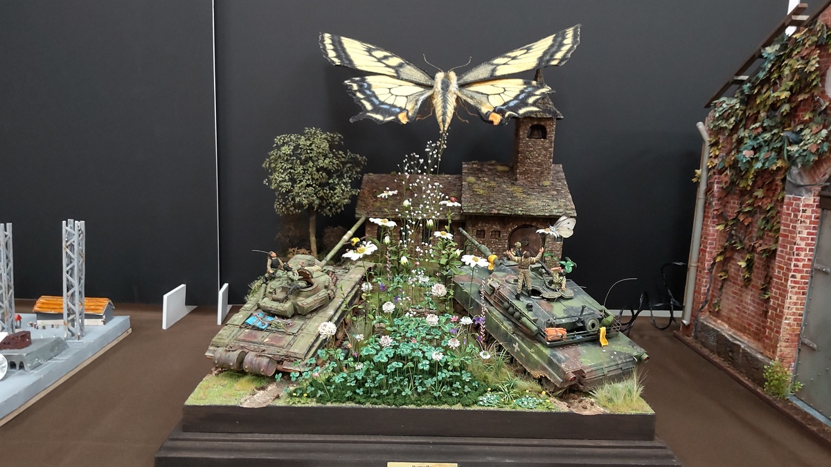 青山祐司さんの作品「バタフライ ～終戦の鐘～」