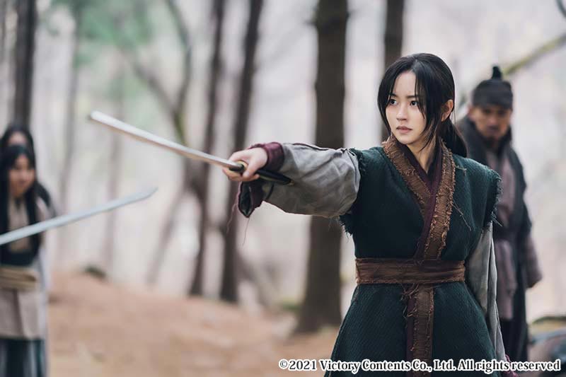 剣を突き付ける女性