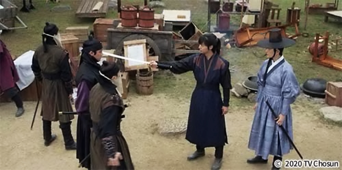 剣を突き付ける男性