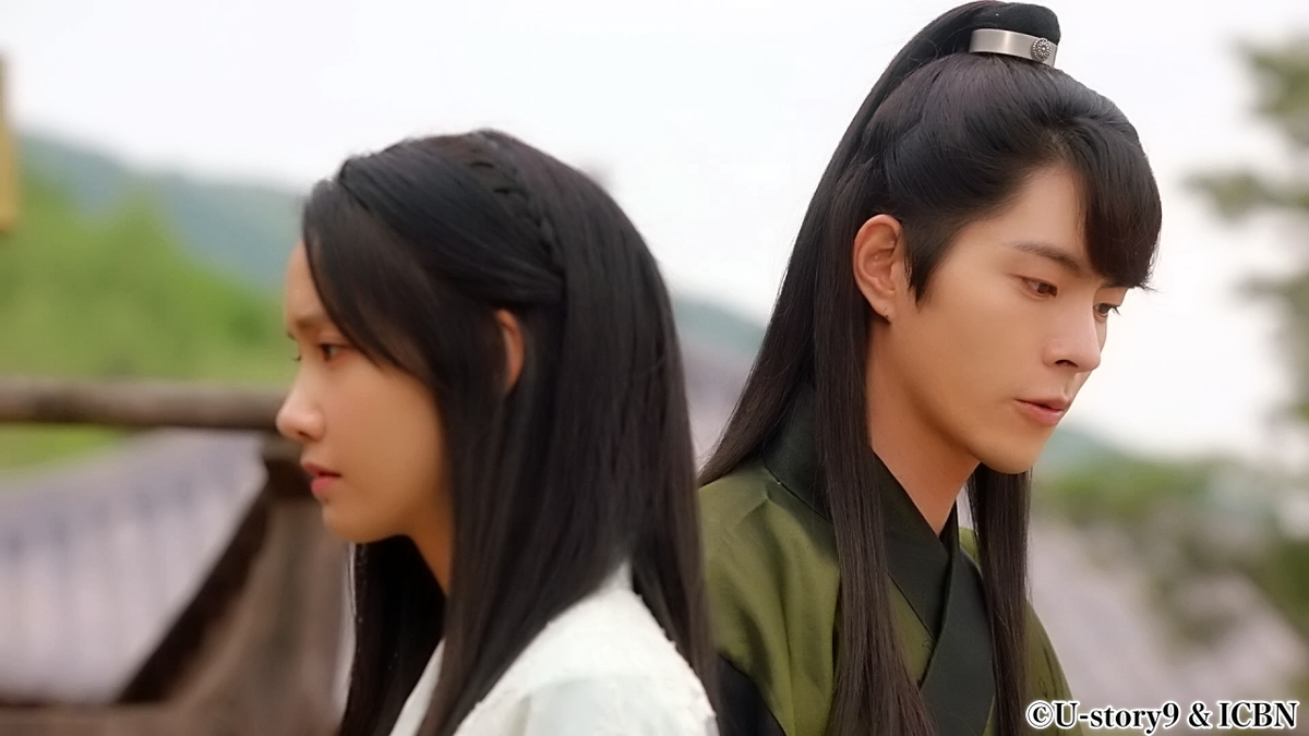 別の方向を見つめる2人