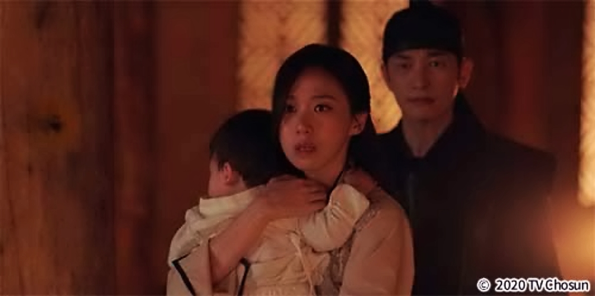 子どもを抱く女性