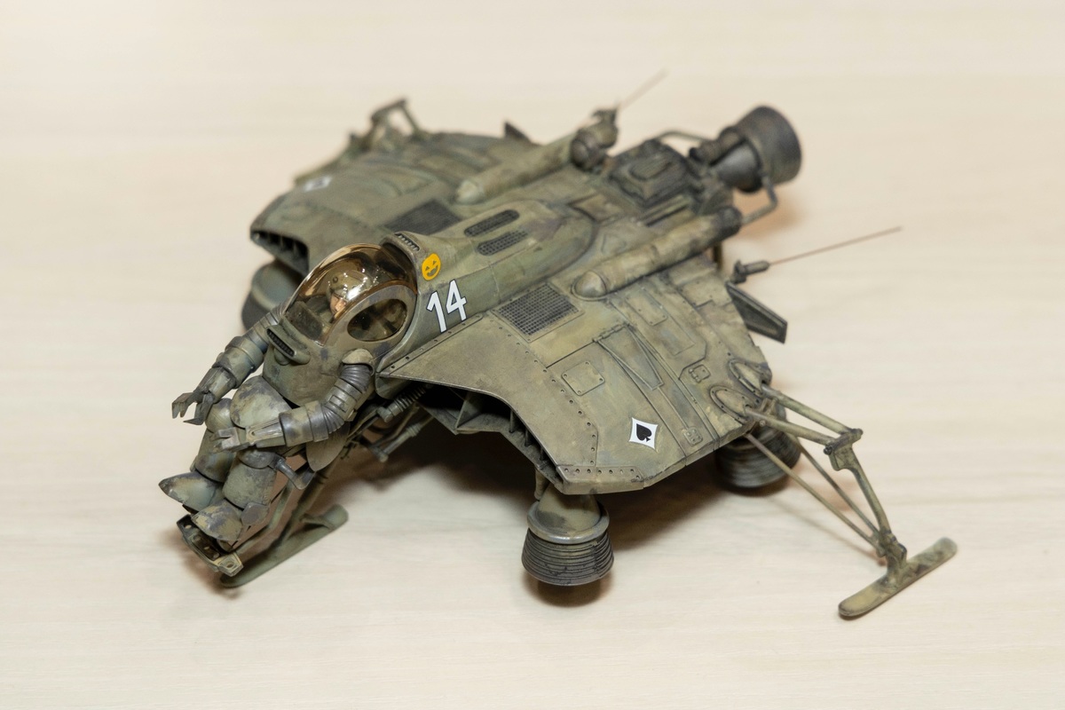 横山 宏作のマックスファクトリー製 1/35 ホルニッセと、横山さんの本人をモデルにした頭部フィギュアを使ったフィギュア作品