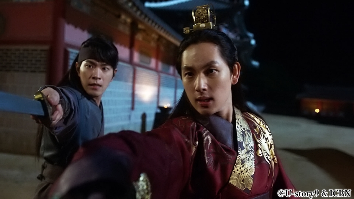 切迫した表情の男性2人