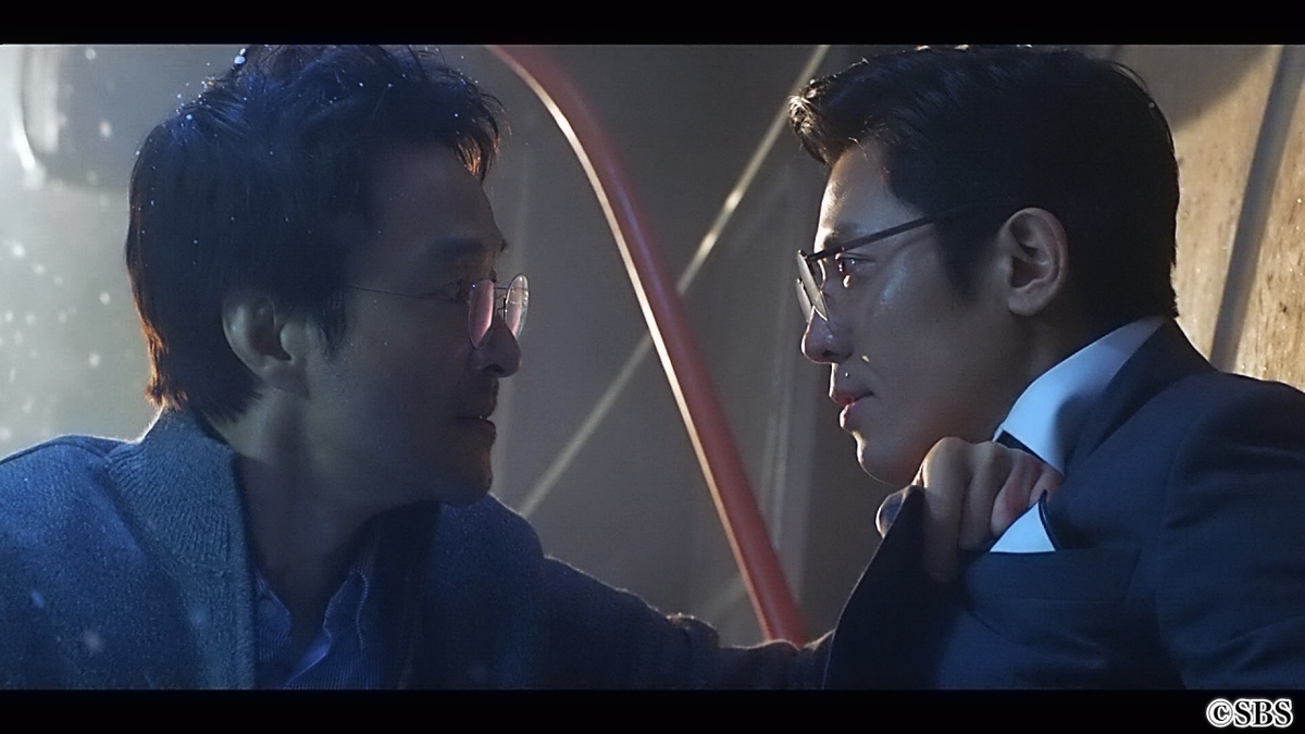 掴みかかる男性