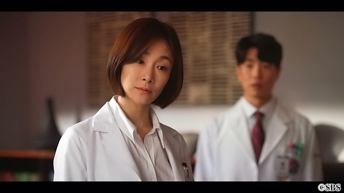 白衣を着た医師2人