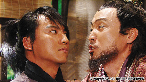 にらみ合う男たち