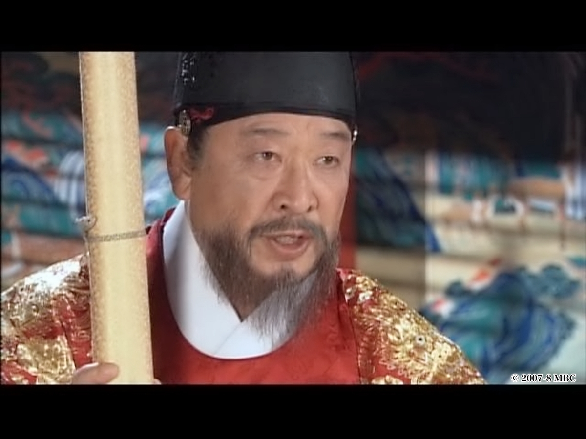 文書を持った男性