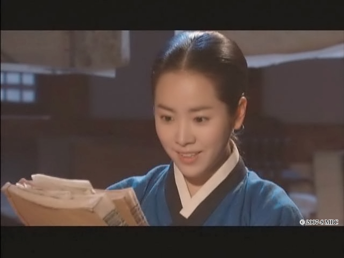 本を見つめる女性