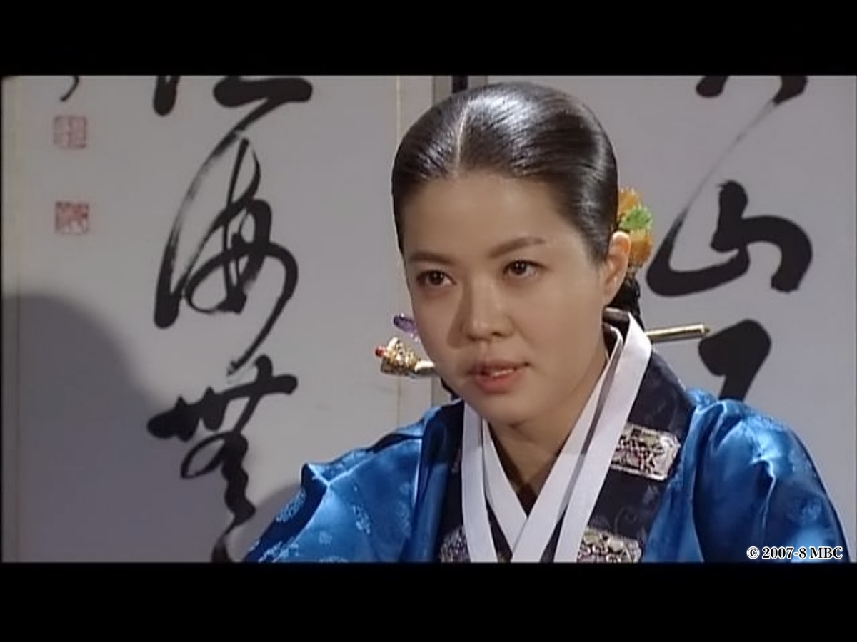 険しい表情の女性