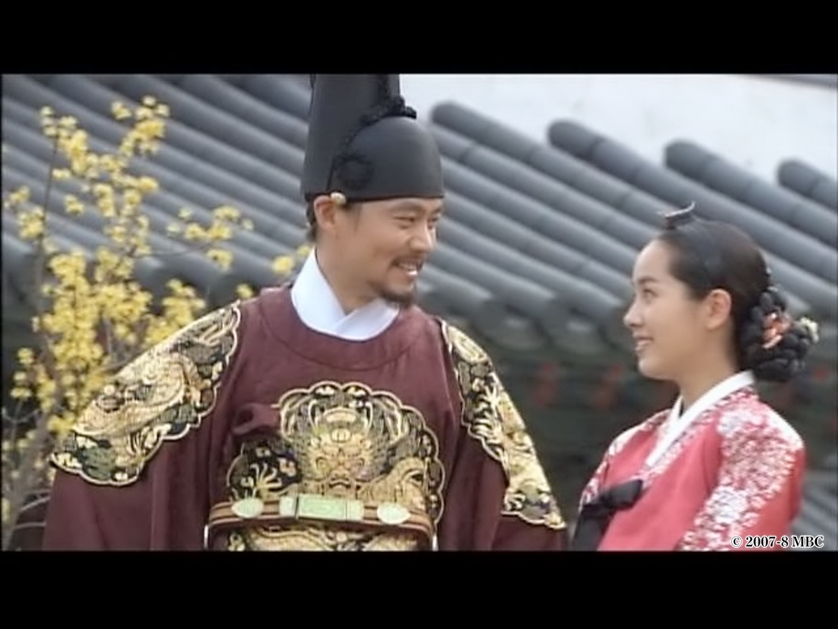 晴れやかな表情の男女