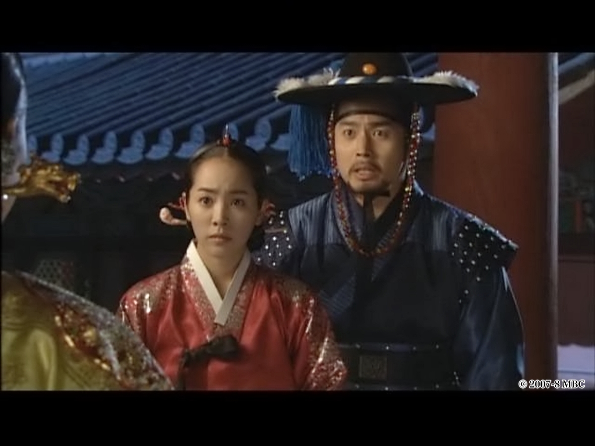 はっとした表情の男女