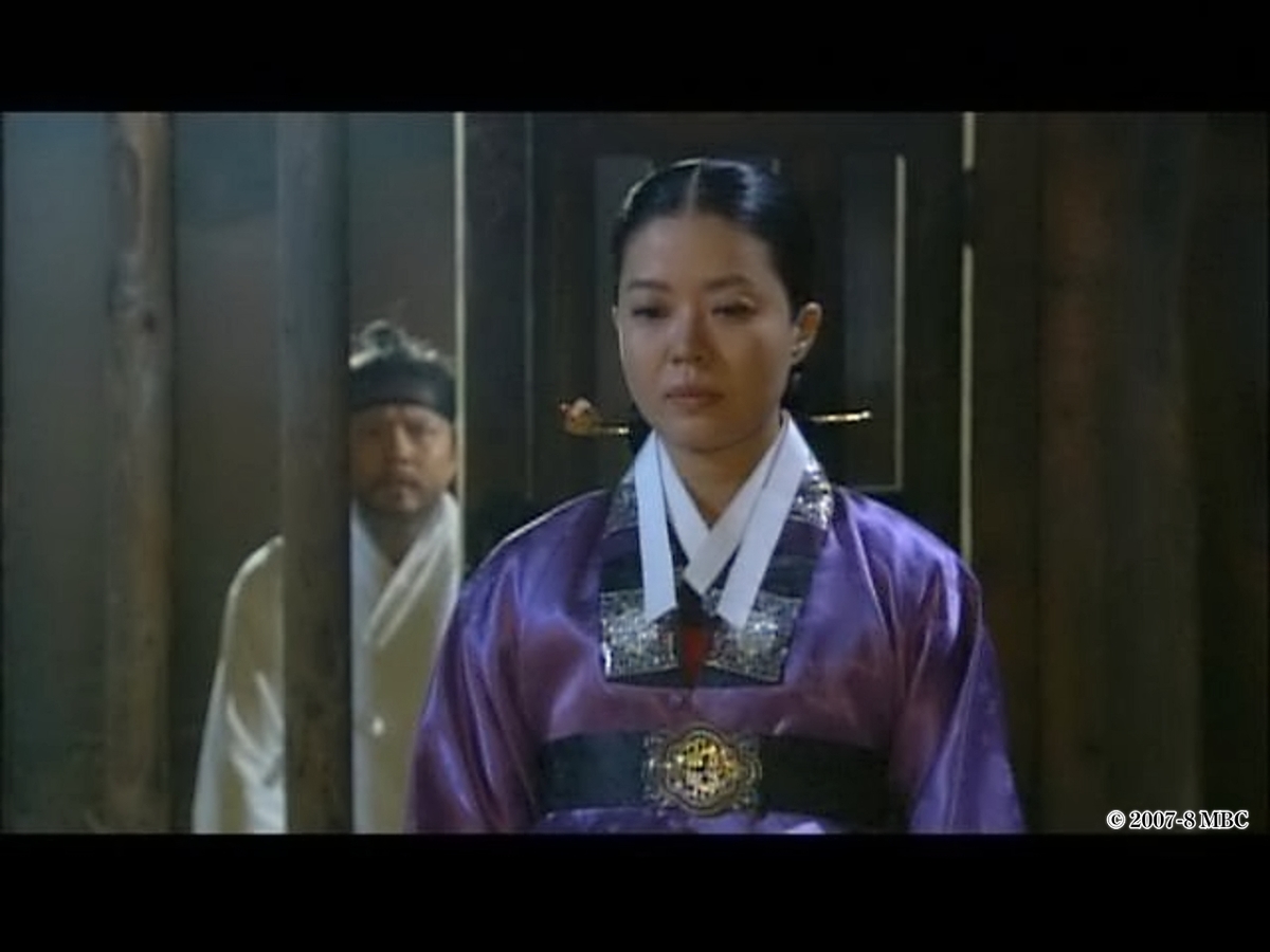 沈んだ表情の女性