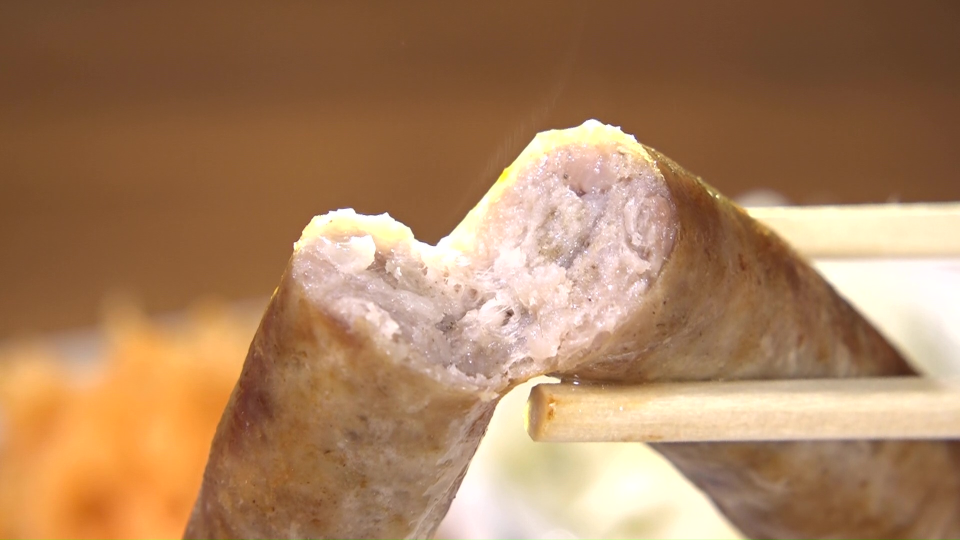 ソーセージを箸で割る様子