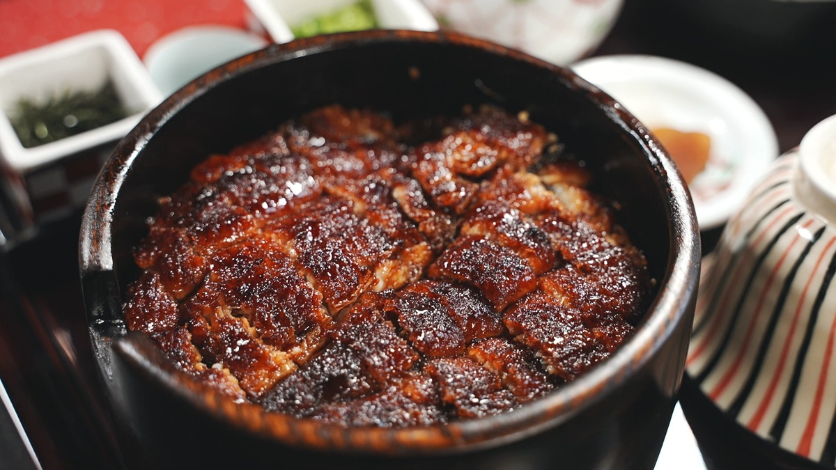 おひつに入ったうなぎとご飯