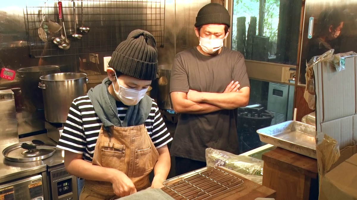 普段凹の善行さんも、ラーメン作りの時は凸に！