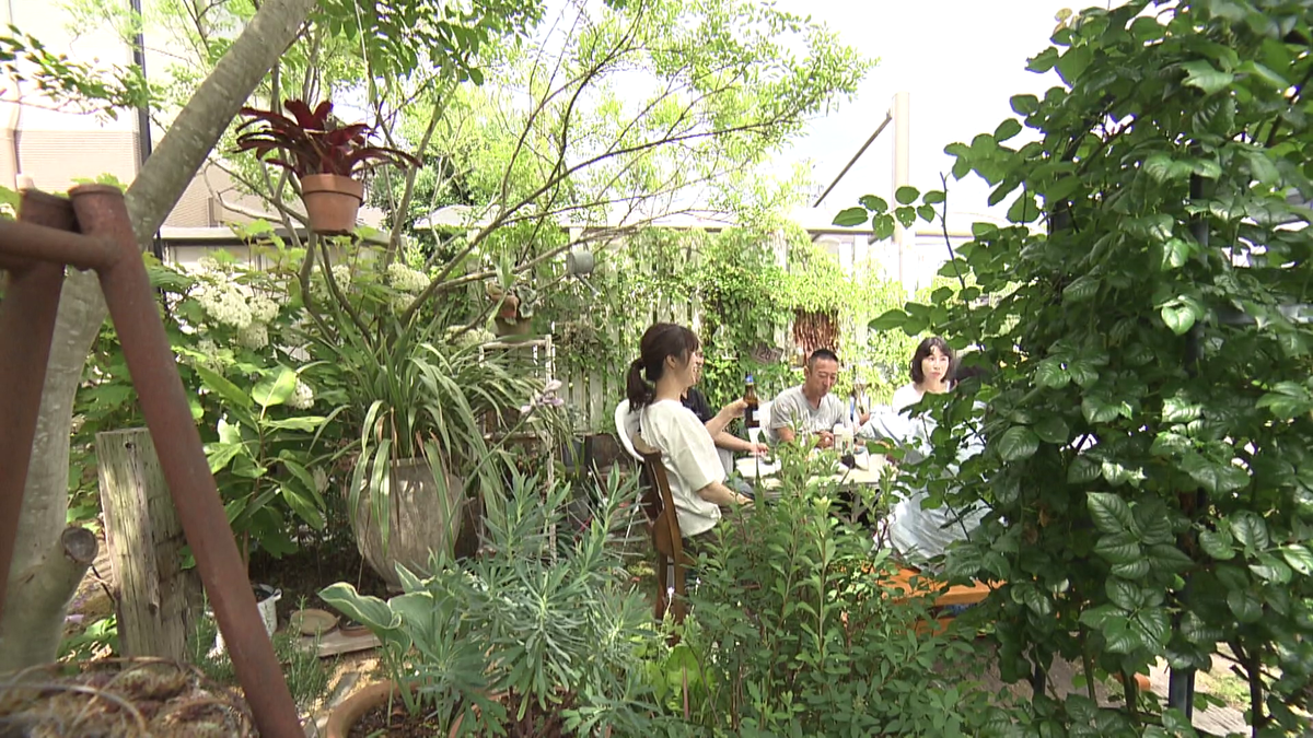 晴れた日には庭で友人と乾杯