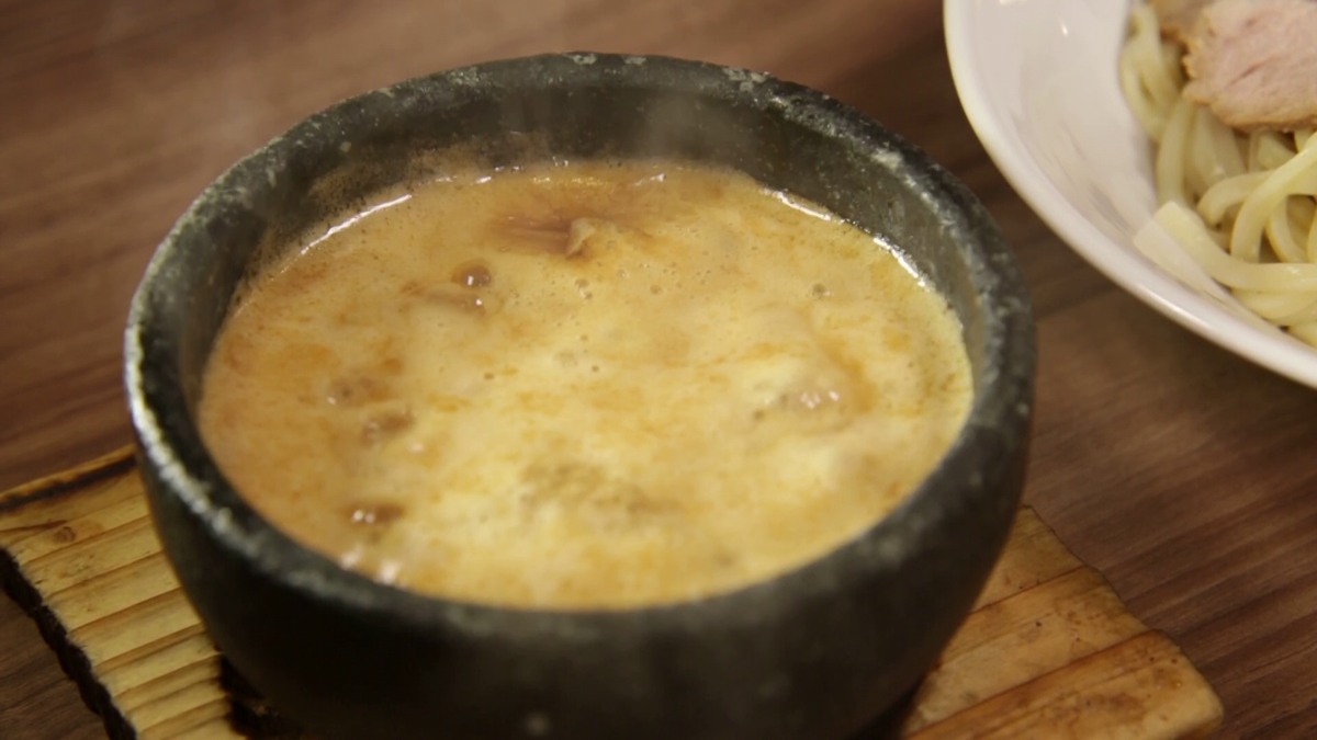 熱々のスープに麺が絡み合う