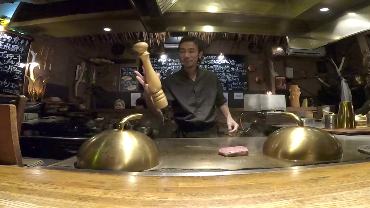 ペッパーミルをクルクルと回す「まってぃーにの森」店主