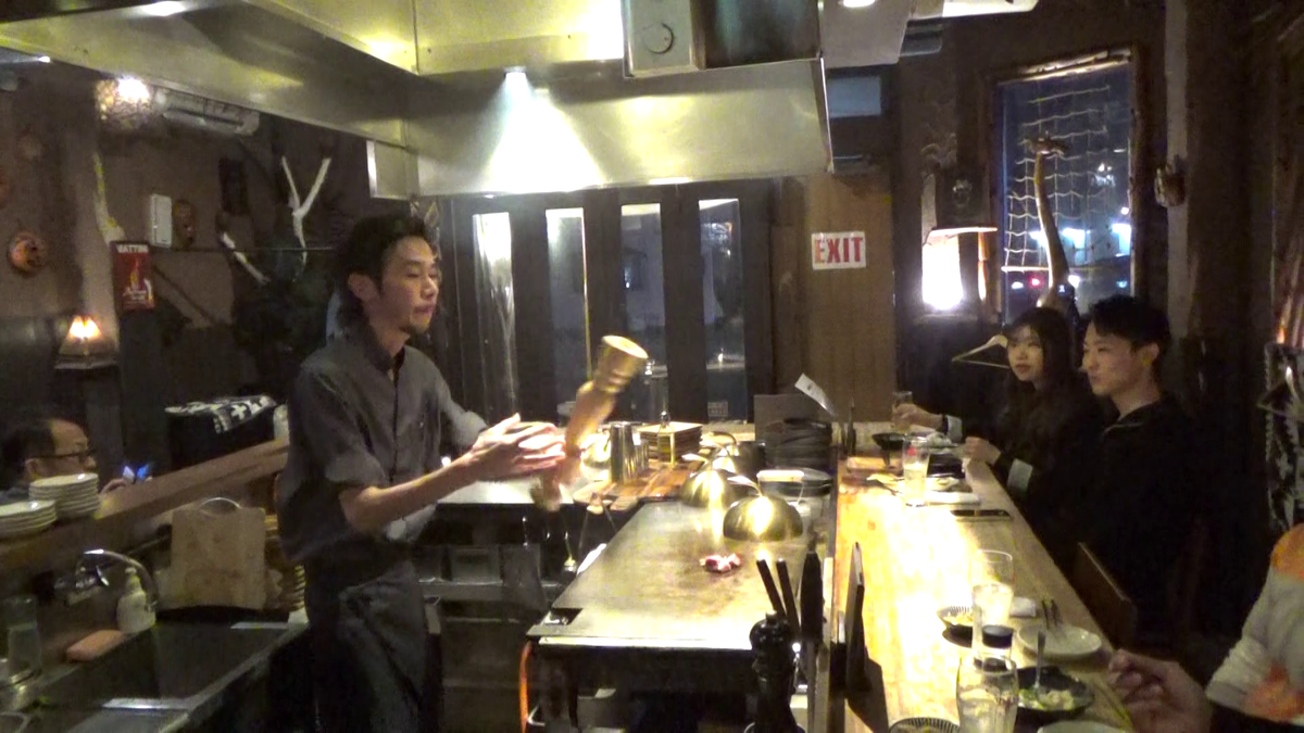 お客さんの目の前でパフォーマンスを披露