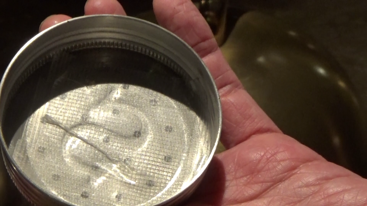 塩が出ないように穴がふさがれている