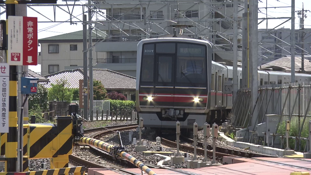 行き交う電車は4000形ばかり。この日は走行していないと諦めかけていたそのとき……