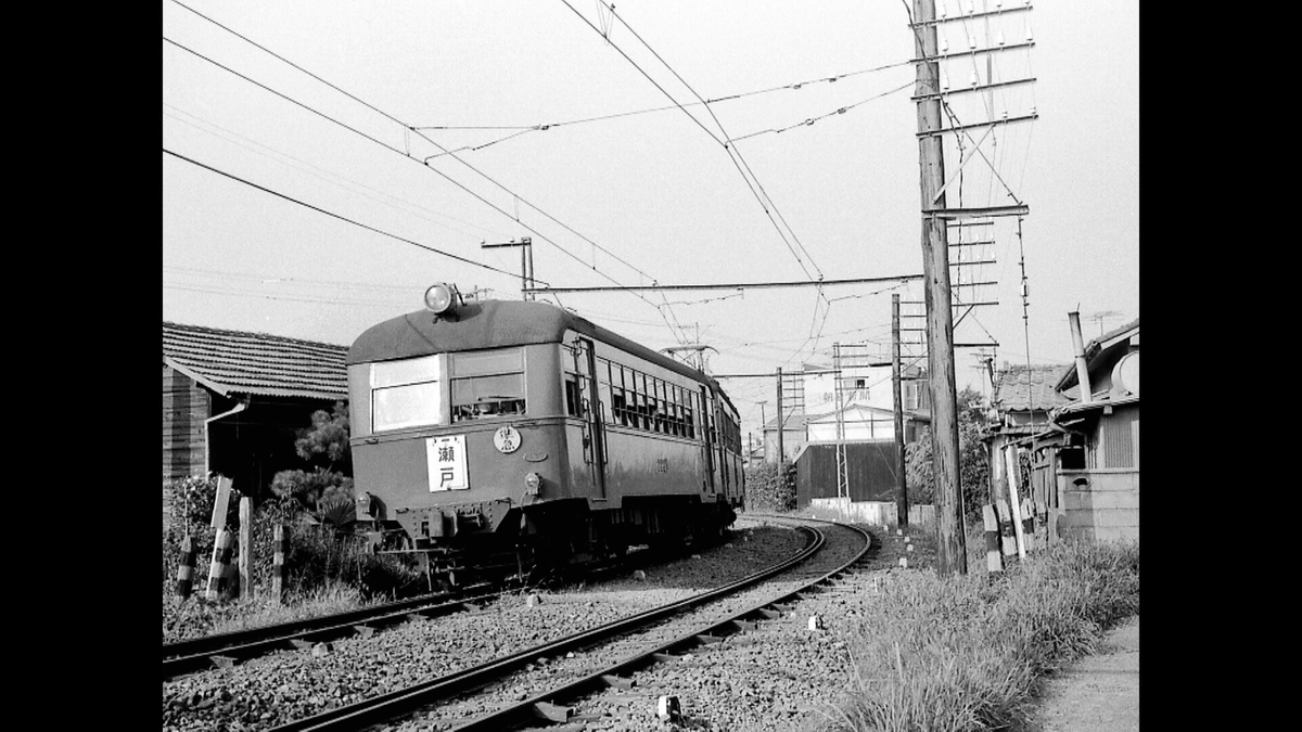 小幡駅〜喜多山駅間での1枚。電柱が今のような建材ではなく歴史を感じる風景（1972年）