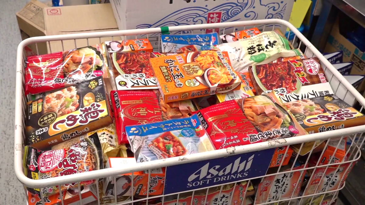 鶏めしの素やかに玉の素が並ぶかご