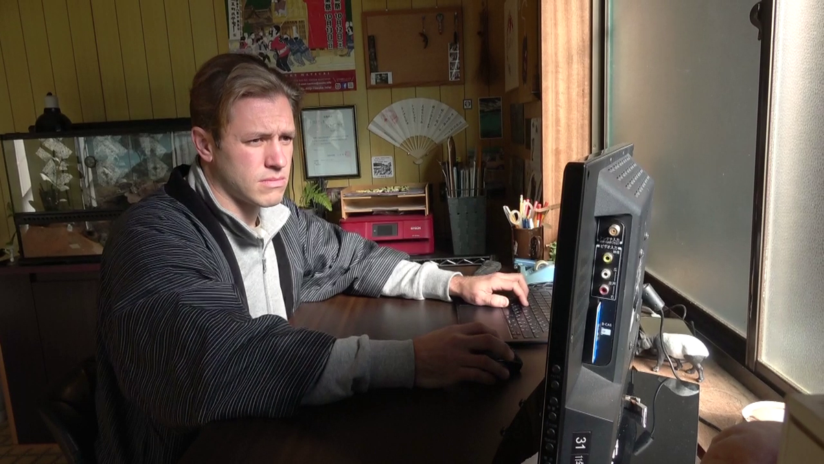 リモートで仕事をするドリューさん