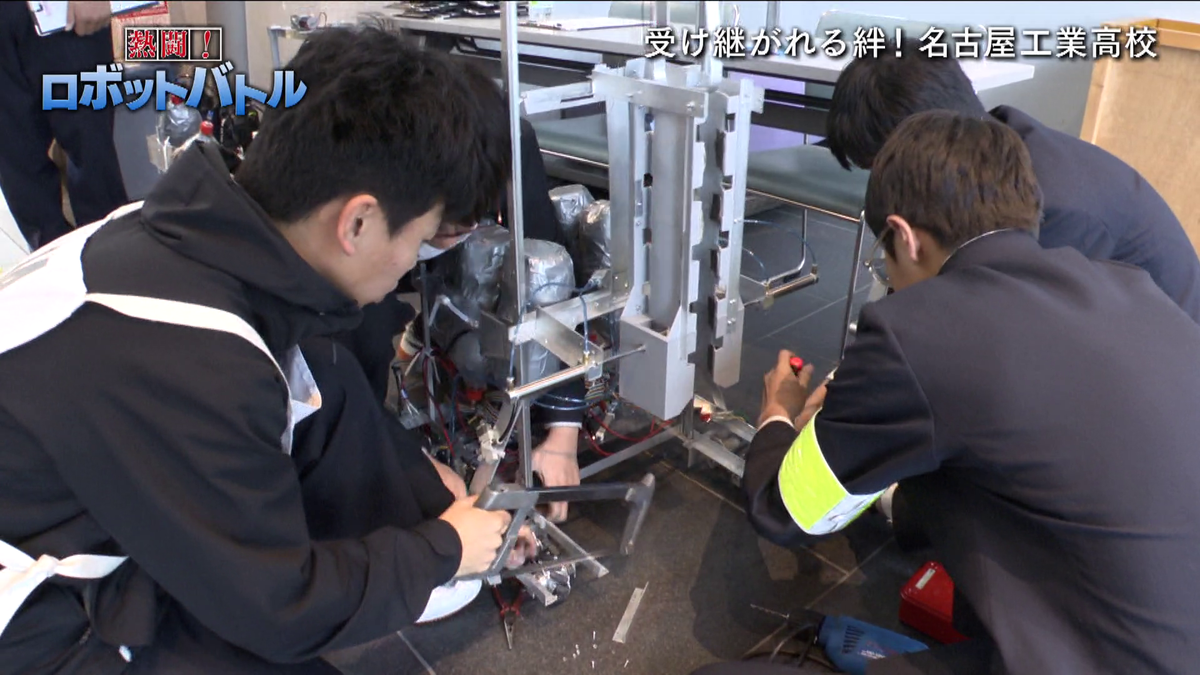 ロボットを調整する生徒たち