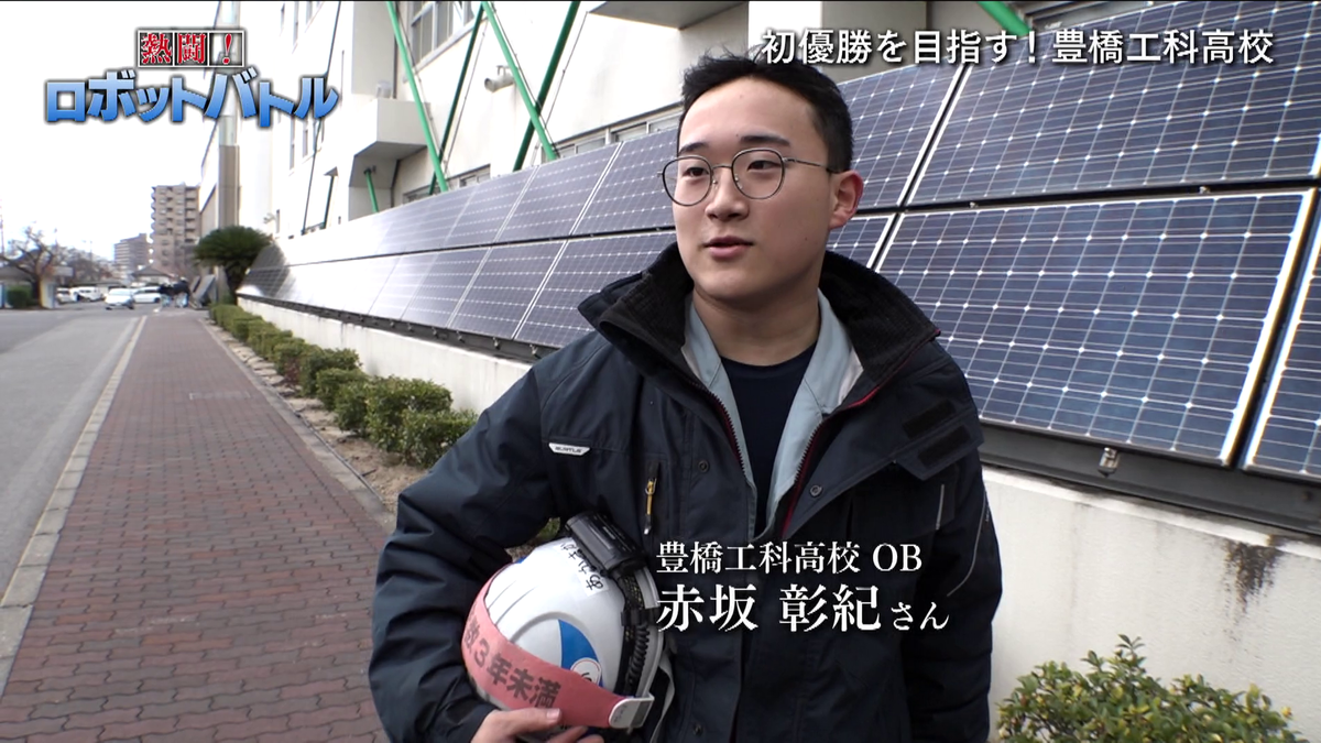 インタビューに答える男性