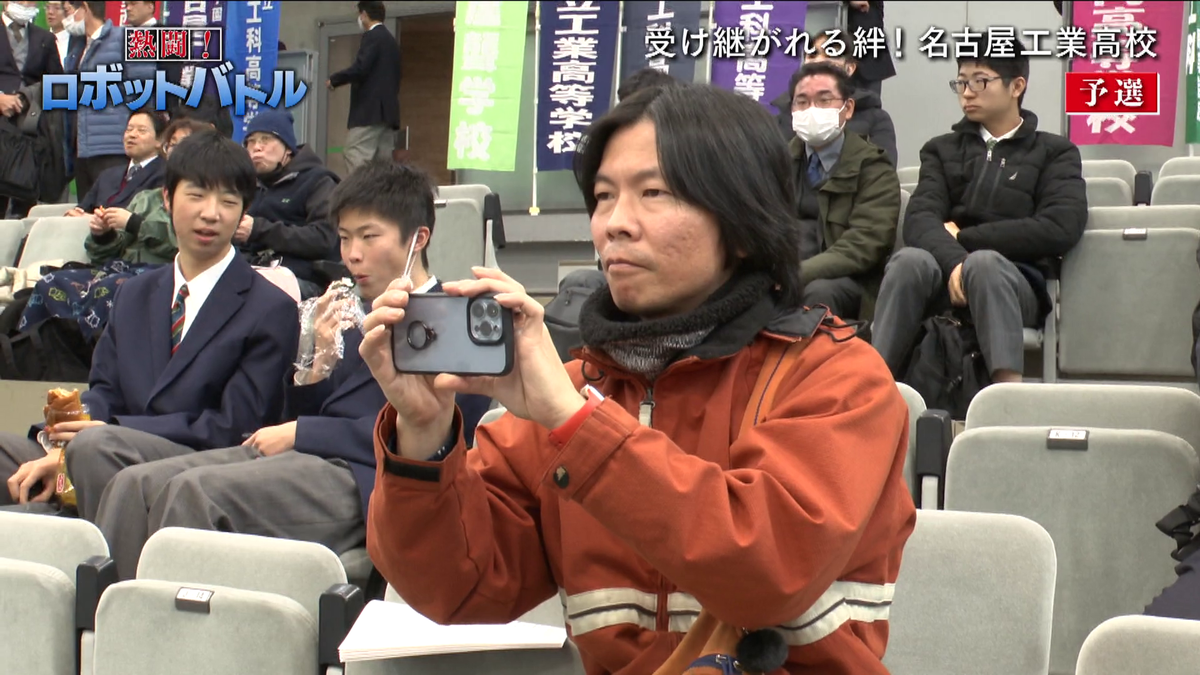 観客席から見守る男性