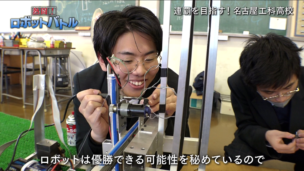 ロボットを触りながら話す生徒