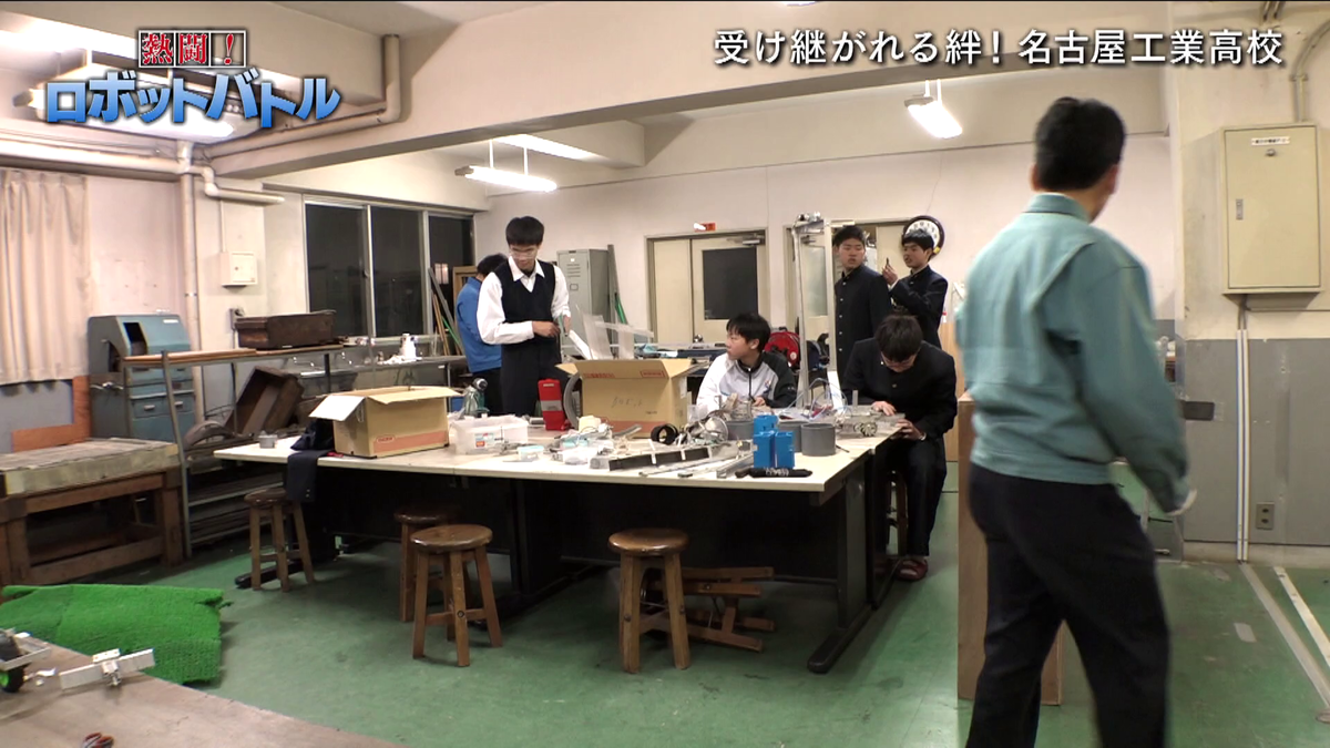 生徒たちがロボットを作る様子