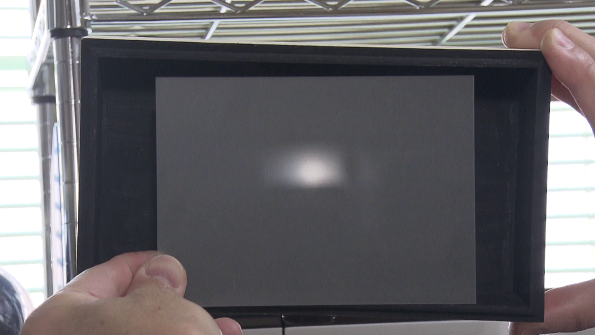 穴の内側にフィルムをかざすと光が映し出された