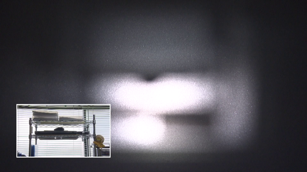 写ったのは窓際の金属ラック。少しイメージしづらいのは光の屈折の関係で逆像に写っているため